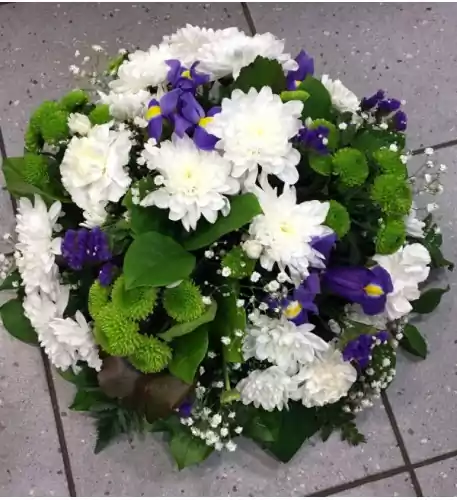 Round-shaped arrangement: Irises, green and white chrysanthemums
