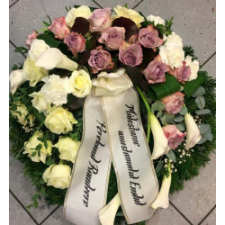 Wreath: violet roses, white callas and carnations