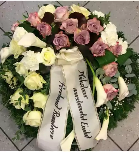 Wreath: violet roses, white callas and carnations
